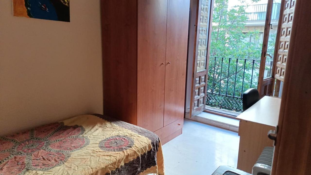 Single Room In Center Of Granada Bagian luar foto