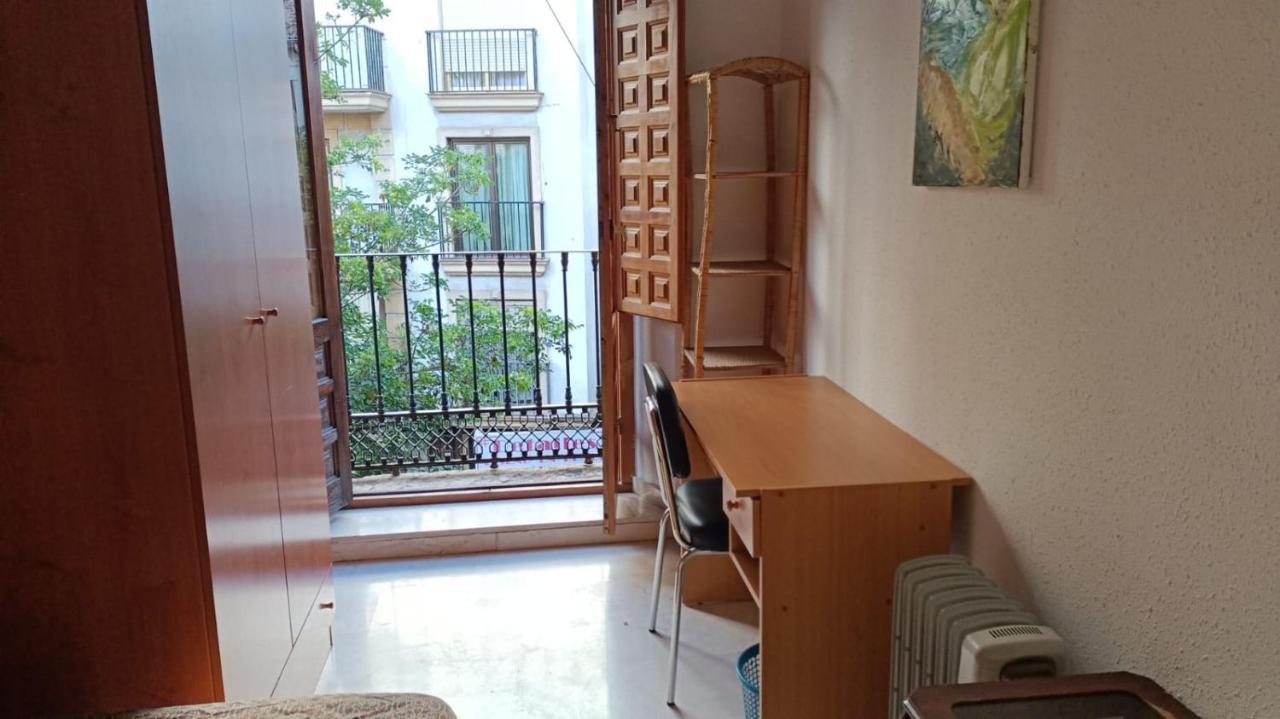 Single Room In Center Of Granada Bagian luar foto